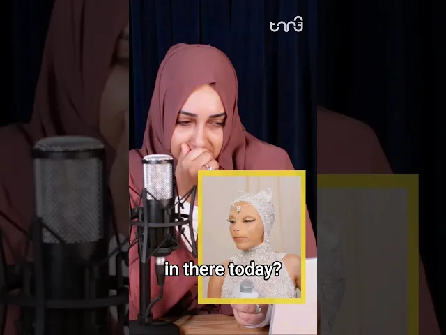 ⁣#DojaCat gives an interview at the #Met in a language that only her partner and the host understand