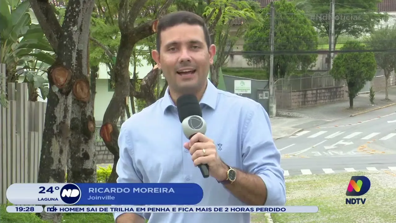 Presidente Bolsonaro passeia de jet ski e conversa com apoiadores em praia de São Francisco do Sul