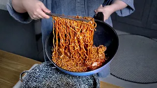 지름 34cm 뜨거운 돌판에 짜장라면 붓기
