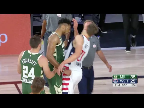 NBA: imagem mostra auxiliar do Indiana pegando bola histórica de Giannis  com árbitro, nba