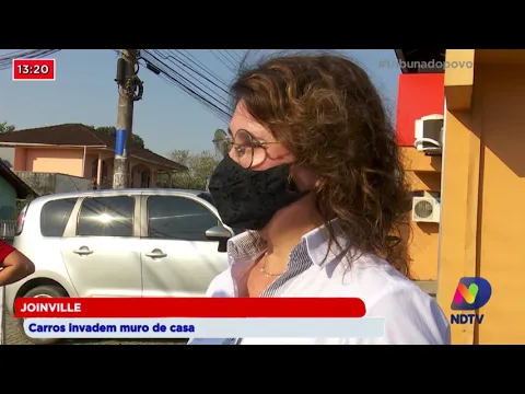 Joinville: Carros invadem muro de casa