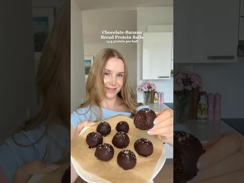 Chocolate Banana Bread Protein Balls😍 14 g protein! #proteinballs #snackidea #highprotein
