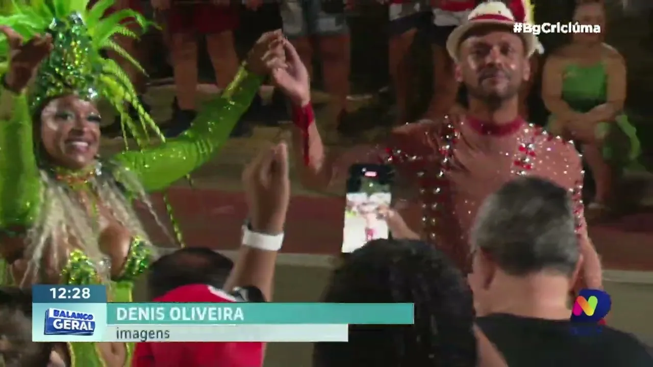 Desfile do CarnaRincão 2024 arrasta multidão para festejar a alegria