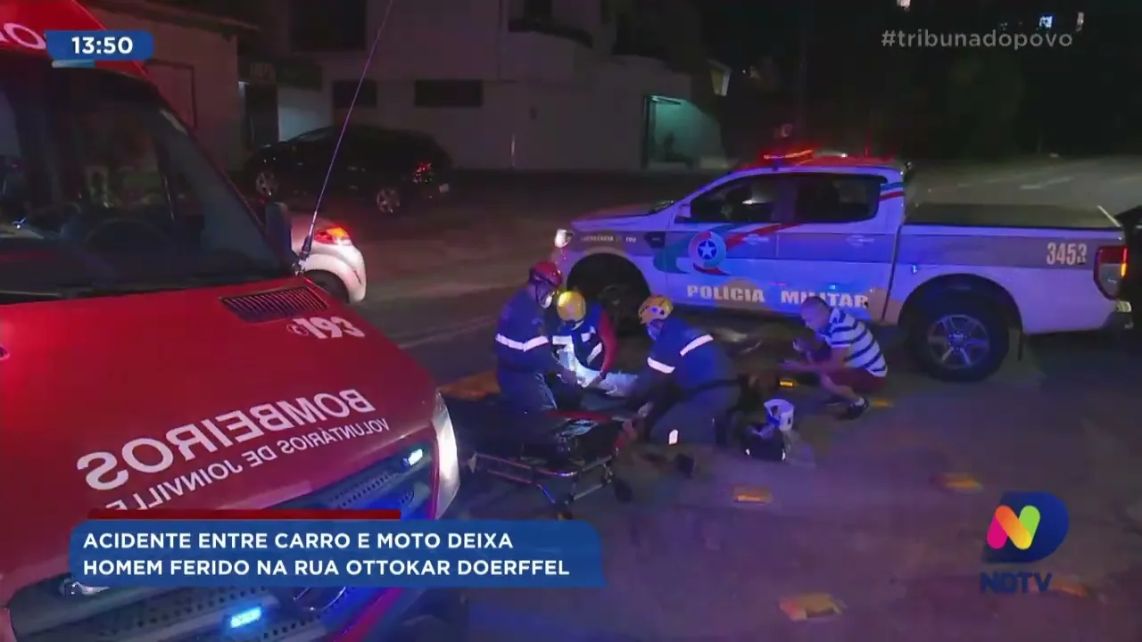 Acidente entre carro e moto deixa homem ferido na rua Ottokar Doerffel