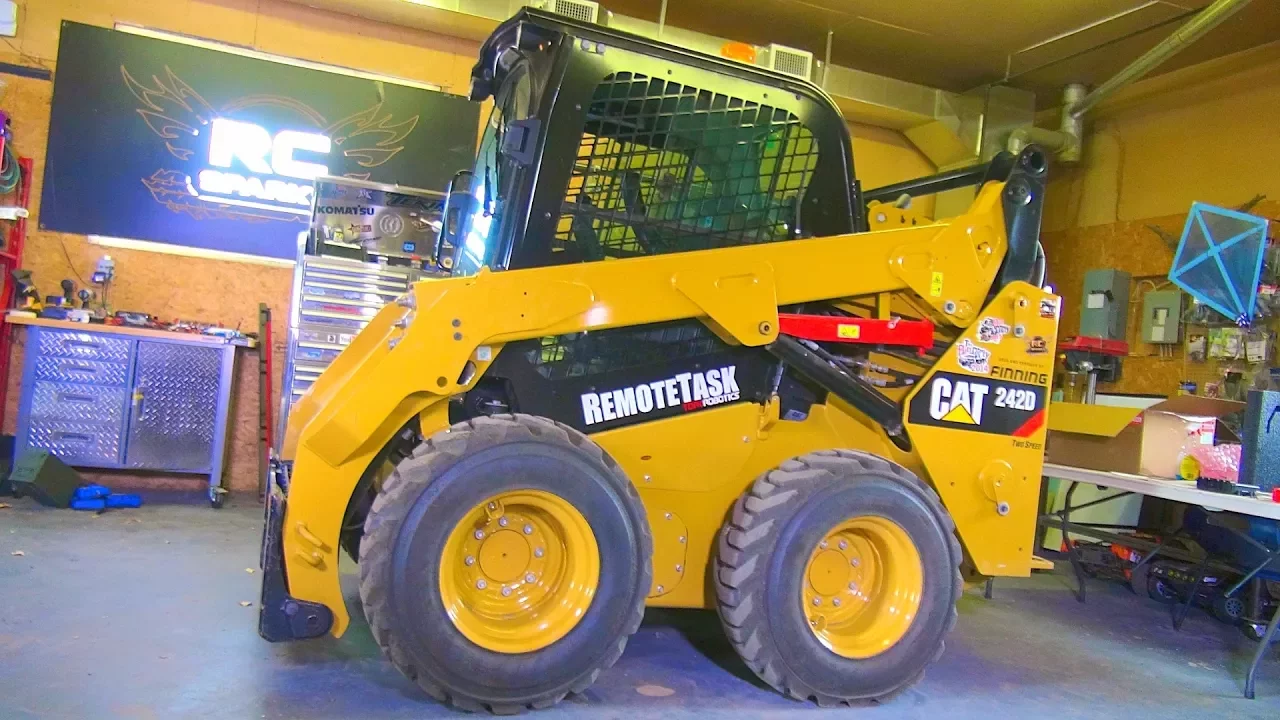 RC ADVENTURES - FiXiNG the LARGEST RC I Own! 8000lb ROBOTiC SKiD STEER - CAT 242D & TORC Robotics