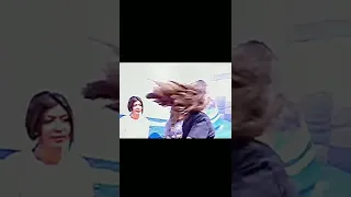 وتهز يمين وشمال وتهز بشعر الحرير 