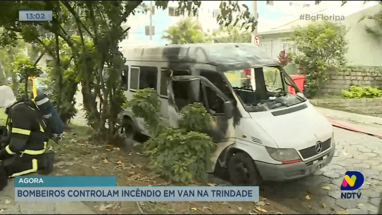 Bombeiros controlam incêndio em van na Trindade na tarde desta quarta-feira
