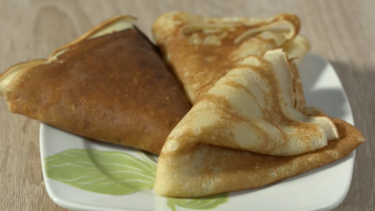 Hallöscheen! In diesem Video zeige ich euch, wie ihr ganz schnell Pancakes (Pfannkuchen) machen könn. 