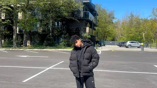 قررت ابوس البنات في شوارع اوربا اول مصري يلعب حجر ورقة مقص مع اجنبية مقابل بوسة 