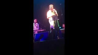   الشاب نصرو اغنية كنت من بعيد في عشقي هاني من مسرح الهواء الطلق حسني شقرون           دندنها