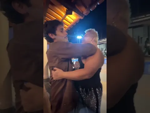 saiu beijando todo mundo e dps veio atrás de mim vê se pode