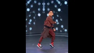 طفل هندي يرقص بطريقه مذهله واحترافيه 