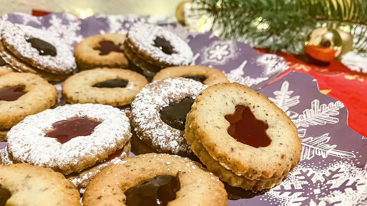Knusprige Plätzchen mit Gelee-Füllung Zutaten: 375 g Weizenmehl 125 g gemahlene Mandeln 1 gestr. TL . 