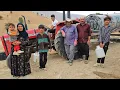 Download Lagu Water halen met een tractor en een badhuis bouwen: een drukke dag voor een nomadenfamilie