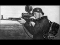 Sowjetische Soldaten berichteten, dass Deutsche mit 'merkwürdigen nicht leuchtenden Fackeln' in...
