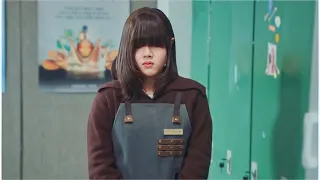 بنت بيتنمروا على شعرها وشكلها فبتقرر تغير من نفسها وتصدمهم علشان يقع فحبها اجمل شاب ملخص مسلسل 