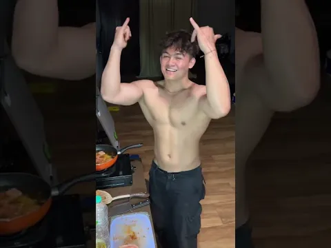 Kegiatan anak kost Makan Protein sehabis latihan!