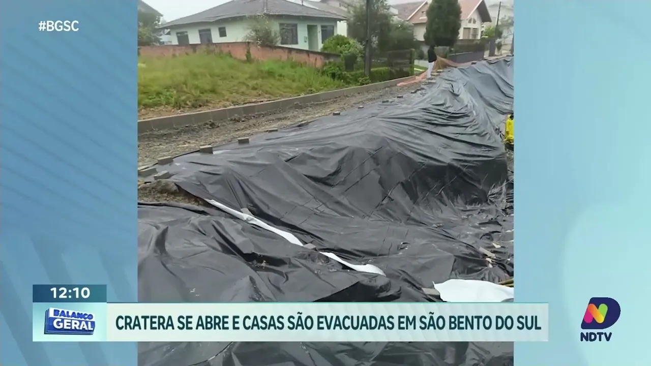 Cratera de 35 metros em São Bento do Sul: casas evacuada