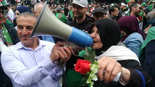 نم قرير العين يا شهيد    كلمات مؤثرة جدا من عجوز جزائرية بساحة موريس اودان دندنها