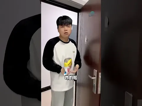 وضعت البنت صورة غريبة على يد باب البيت 😳 #bts #shorts