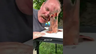 رجل يلصق وجهه بالطاولة 