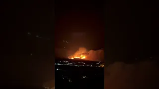 Zjarri përparon me shpejtësi në Himarë, digjet një banesë! Flakët rrezikojnë edhe shtëpitë e tjera