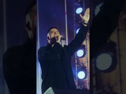 El Rey que dejó Su Gloria por salvarnos, es digno de toda adoración. CRISTO El es el Rey de Gloria
