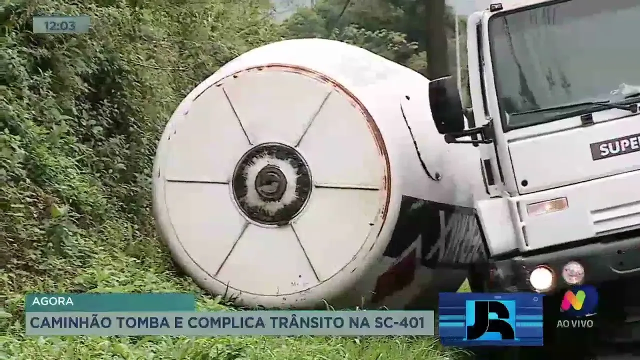 Caminhão tomba e complica trânsito na SC-401