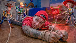 ¡LOS JUGUETES de TOY STORY me SECUESTR4N!