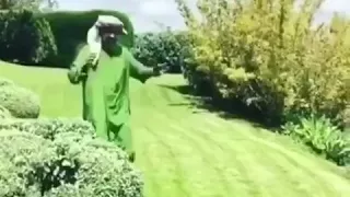 الفنان عبدالله بالخير مايترك حركاته 