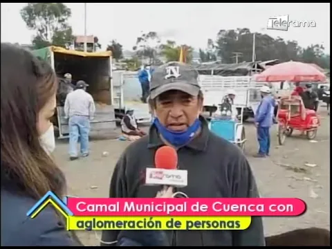 Camal municipal de Cuenca con aglomeración de personas