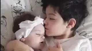 يا نهاري ع العسلات دول هات ايدك تحضن ايدي حاله واتس 