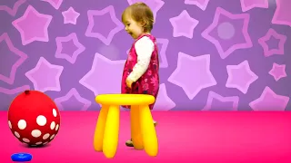 Cadê o repelente? Monstrinho verde de brinquedo e sua irmãzinha vão acampar na natureza!