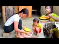 Download Lagu Today, Mom and her daughter processed pumpkin to make delicious pumpkin porridge that Bong likes.