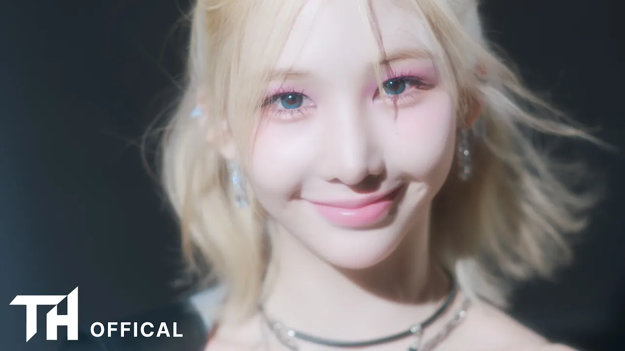 Blue Crushの公式MVサムネイル