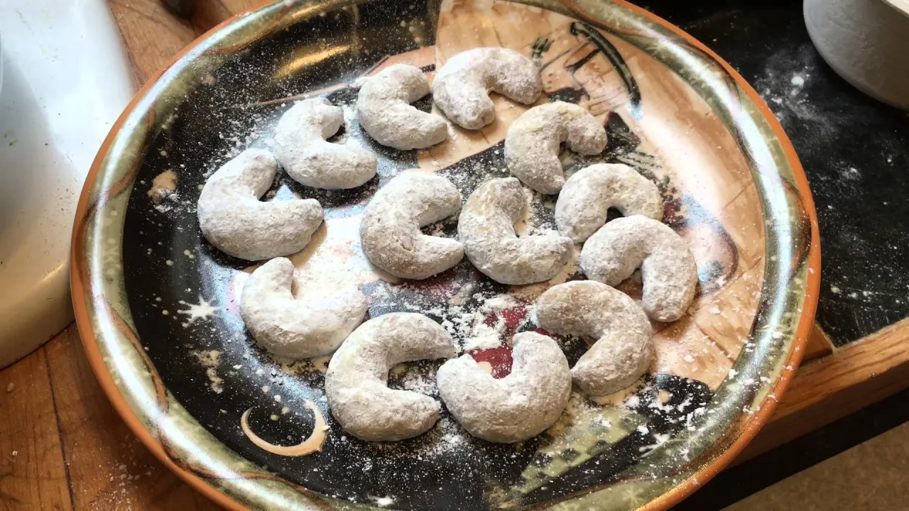 In diesem Video backe ich mit Backlaie Olli, gutenfreie Vanillekipferl. Es ist ein einfaches Rezept . 
