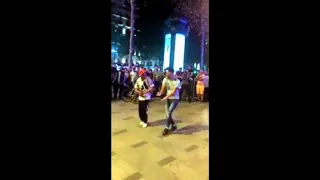 رقص جزائري في شوارع باريس اغنيةعرعارة عرعارة  تشبع ضحك مقووووود     دندنها