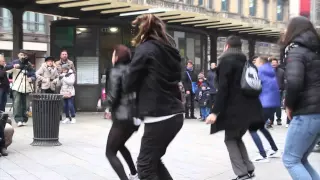 flashmob marry you bruno mars proposal tony u0026 sara piazza cordusio milano