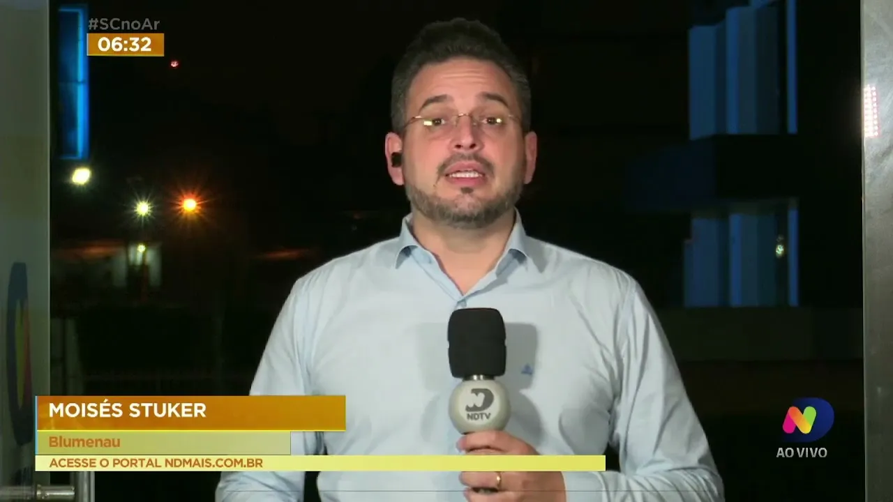 Criança de 2 anos é abandonada sozinha em casa com quintal tomado por latas de bebida em Blumenau