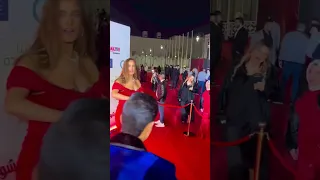 زينه من حفل وشوشة بفستان احمر 