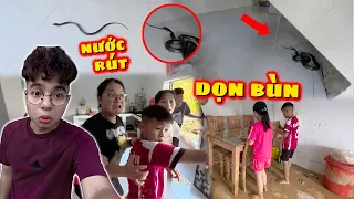 Con Rắn Ngày Hôm Bão Lũ Nó Nằm Ở Đây Cả Nhóm Dọn Dẹp Nhà Cửa Đầy Bùn Đất Giúp Giang