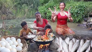 Survival skills: River fish cooking with Tamarind spicy for jungle food, Egg hot spicy curry tasty
