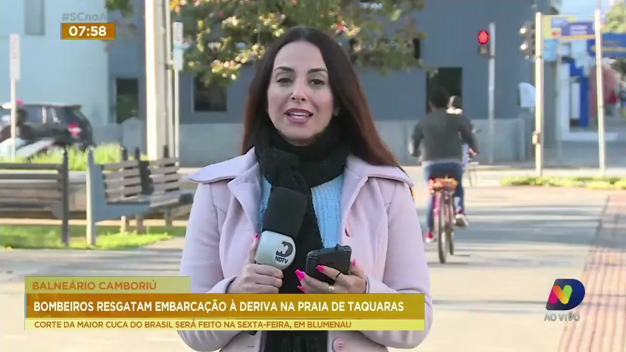 Bombeiros resgatam embarcação à deriva na praia de Taquaras em Balneário Camboriú