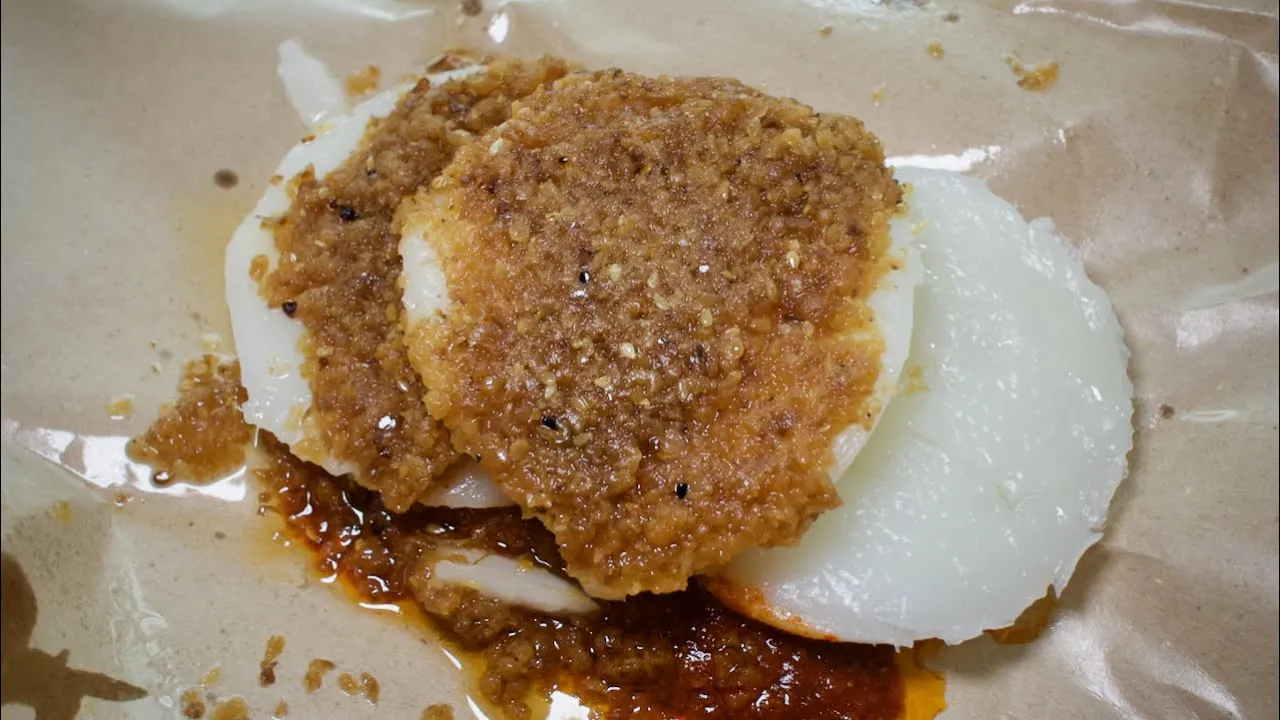 The most popular CHWEE KUEH ( ) in Singapore but how good is it? (Singapore street food)