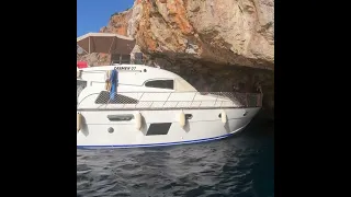 Motoryacht enters Cave