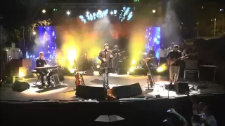 עומד בשער עמיר בניון במערת המכפלה בחברון בצילום הרשמי של המופע 