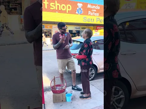 Ela tem 90 anos e ninguém estava comprando suas pulseiras , cheguei na hora certa