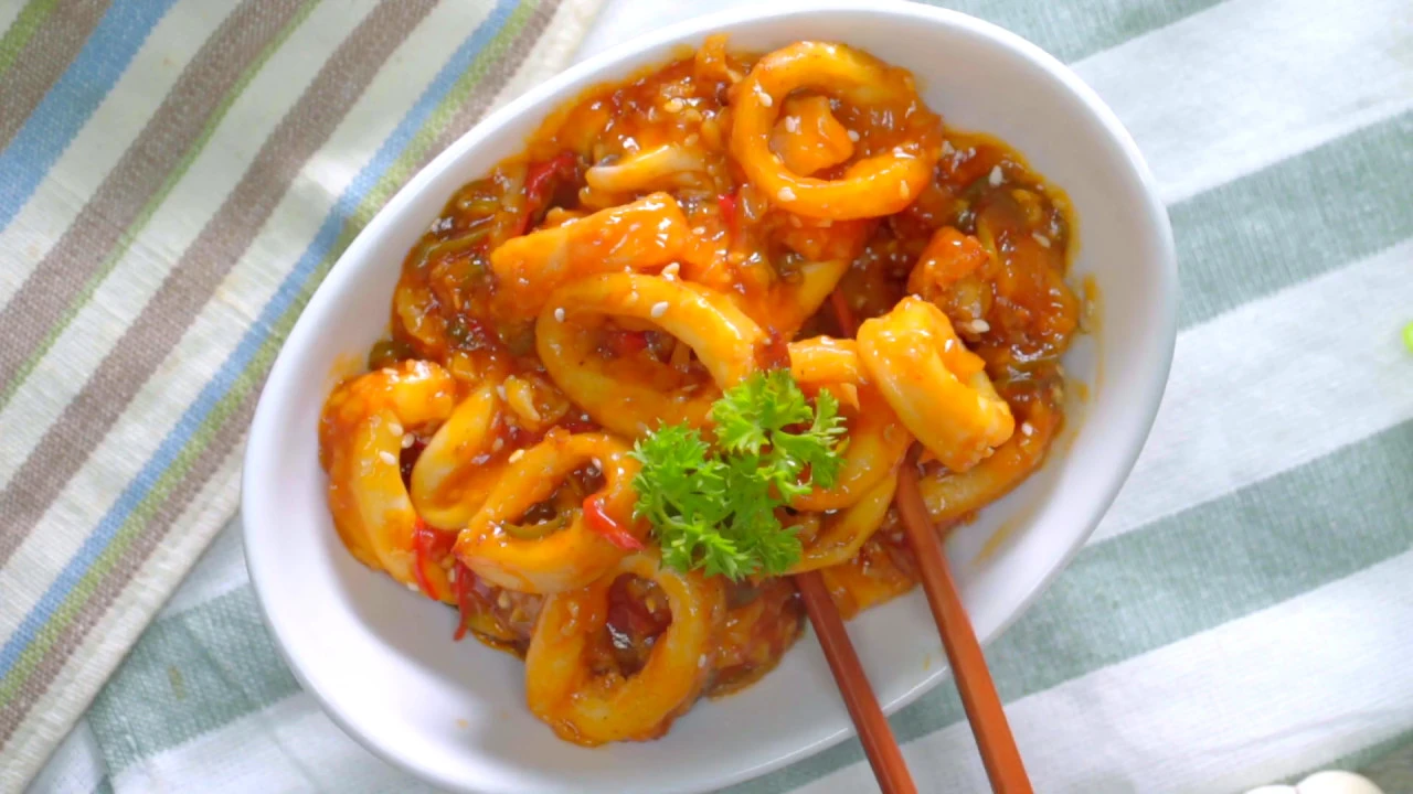 RESEP SEAFOOD SAUS ASAM MANIS PEDAS Assallamualaikum.. Kali ini saya membuat Seafood Asam Manis Peda. 