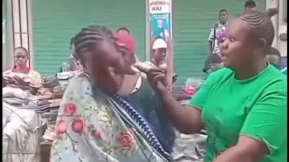 VURUGU SOKONI MDADA MMOJA AMPIGA MAMA SOKONI KISA MAMA HUYO ALITEREKA BIDHAA KWENYE MEZA YAKE  VURUGU SOKONI MDADA MMOJA AMPIGA MAMA SOKONI KISA MAMA HUYO ALITEREKA BIDHAA KWENYE MEZA YAKE