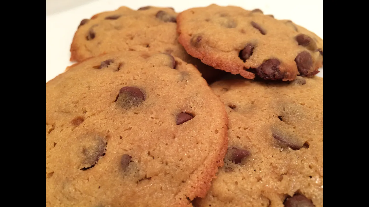 COOKIES COM GOTAS DE CHOCOLATE AO LEITE (TIPO AMERICANO)